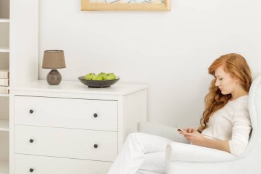 bir koltukta oturan kadın