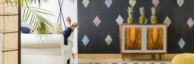 Blackboard duvar ile modern oda