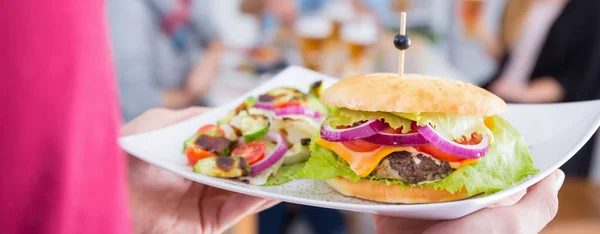 Plaat met hamburger en salade — Stockfoto