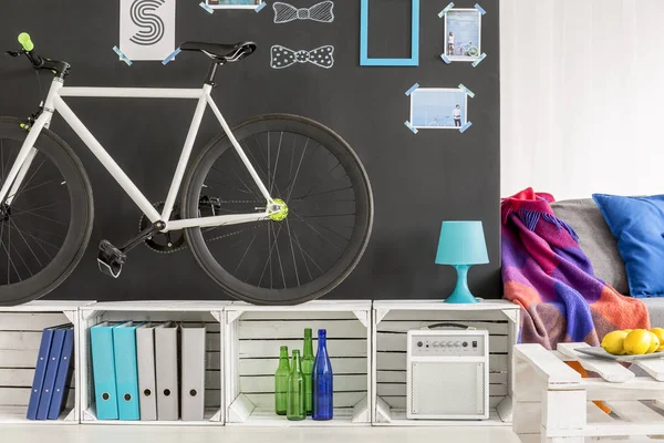 Studente appartamento con bicicletta — Foto Stock