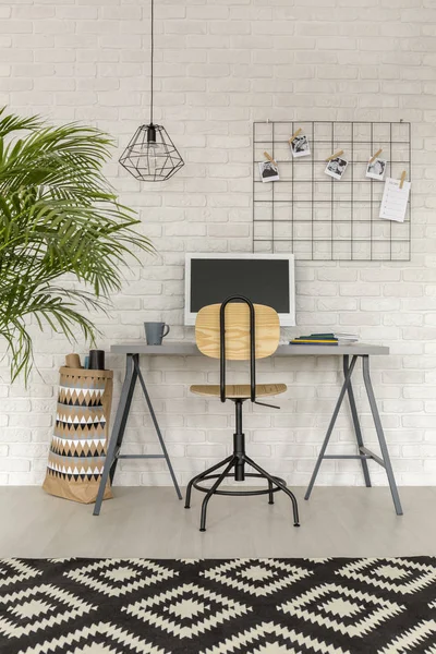 Домашний офис в промышленном стиле — стоковое фото