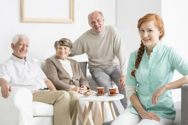 Nurse with senior charges — Stock Photo, Image