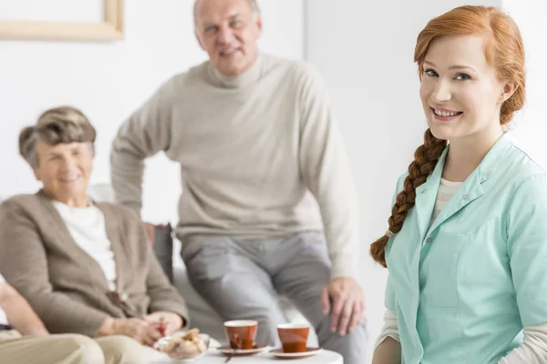 Elder carga con su enfermera —  Fotos de Stock