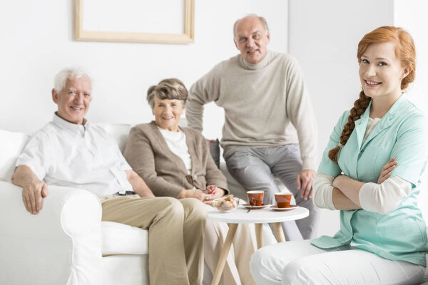 Дом престарелых с пожилыми людьми
