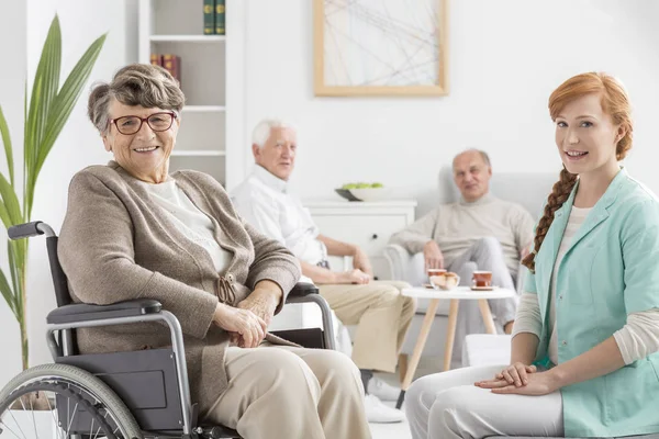 Senior en silla de ruedas — Foto de Stock