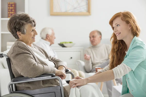 Sjuksköterska att ta hand om kvinnan — Stockfoto