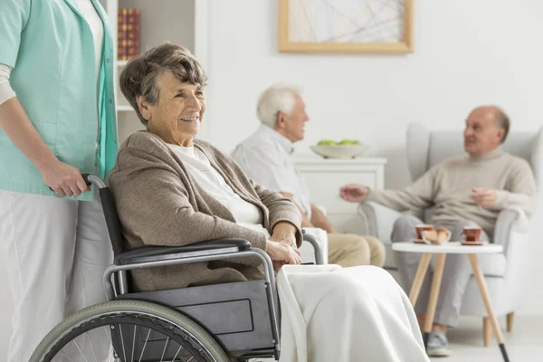 Seniorer på gillestugan — Stockfoto