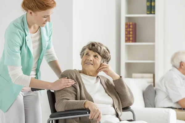 Vrouw kijken naar haar verpleegkundige — Stockfoto