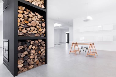 Geniş beyaz iç tablo ile