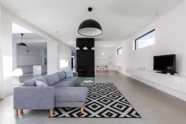 Beyaz minimalist oturma odasında