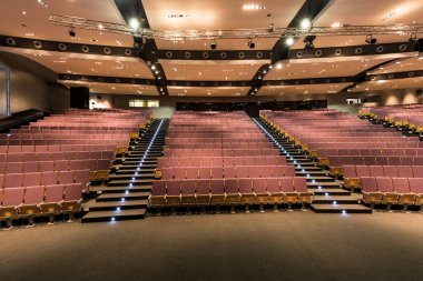 Sandalyeyle geniş Üniversitesi Salonu