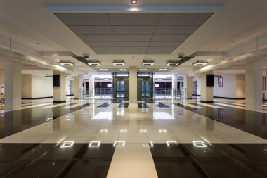 Minimalist Üniversitesi salonu geniş pasajlar ile