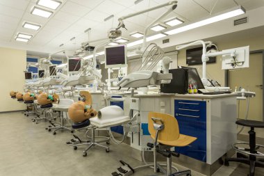 Modern Üniversitesi'nde yüksek teknoloji sınıf