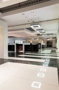 Geniş siyah beyaz bina