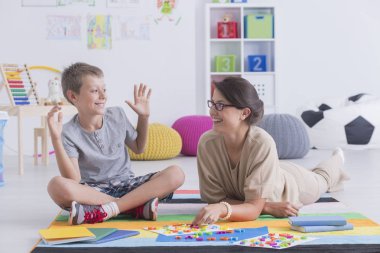 Çocukla oynayan bebek bakıcısı