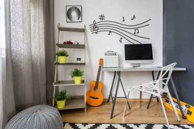 Gitar ile minimalist SCANDI Oda