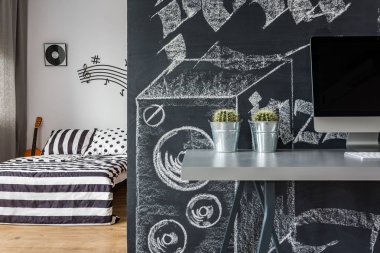 Kara tahta duvar müzik odasında