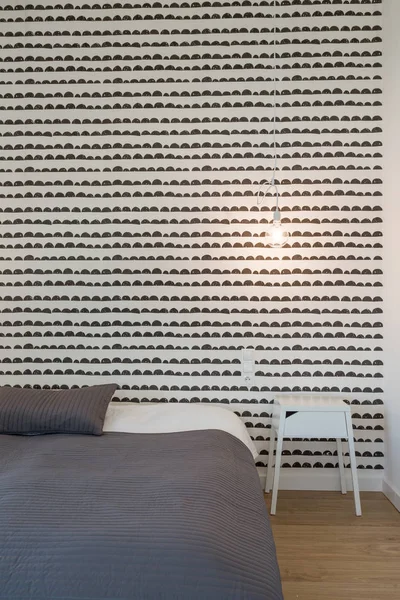 Modernes Schlafzimmer mit großer Matratze — Stockfoto