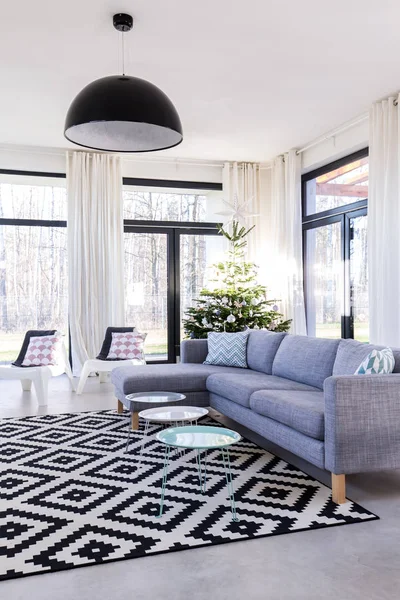 Spacious room with patterned carpet — Stock Photo, Image