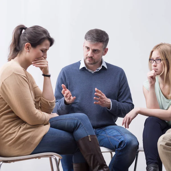 Mensen helpen hun vriend — Stockfoto