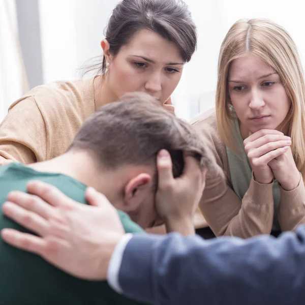 El joven está llorando. — Foto de Stock