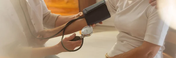 Il medico misura la pressione sanguigna — Foto Stock