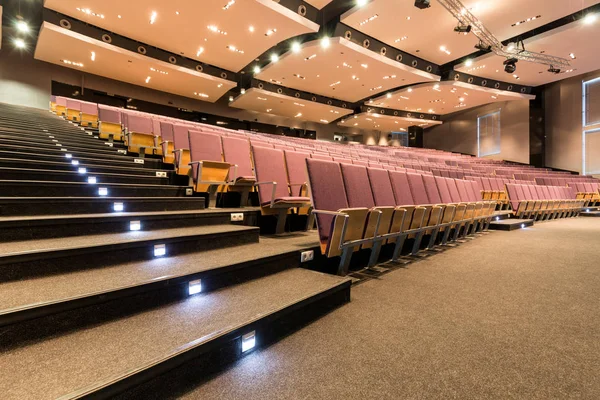 Sala de conferencias con escaleras iluminadas —  Fotos de Stock