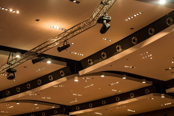 Iluminação no teto caiu moderno — Fotografia de Stock