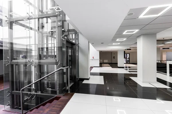 Couloir moderne avec ascenseur en verre — Photo
