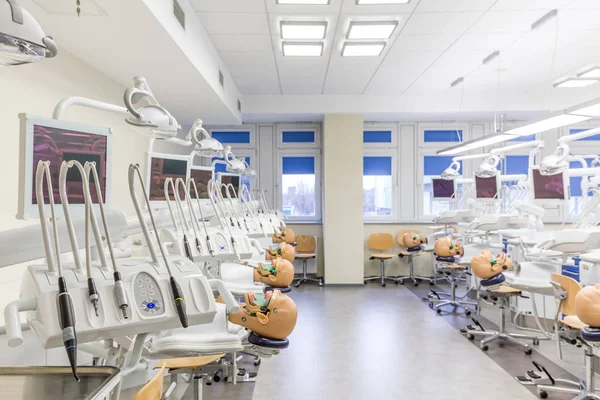 Ferramentas de dentista em sala de aula de medicina — Fotografia de Stock
