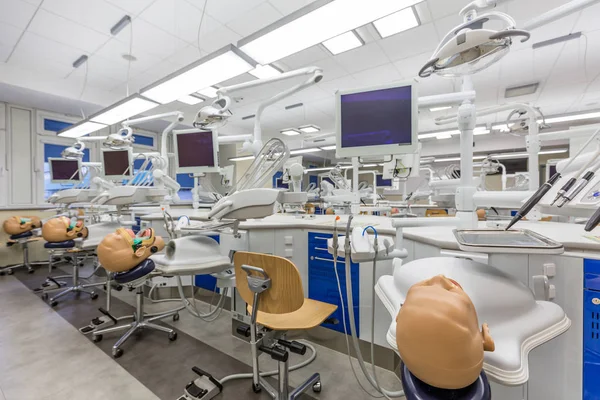Diş sınıfta yüksek teknolojili iş istasyonu — Stok fotoğraf
