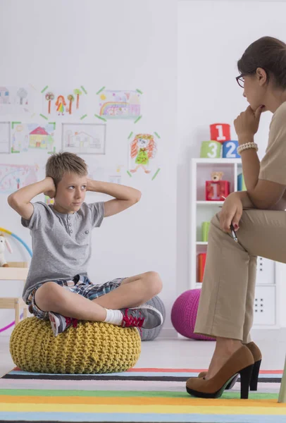 Junge verdeckt seine Ohren — Stockfoto