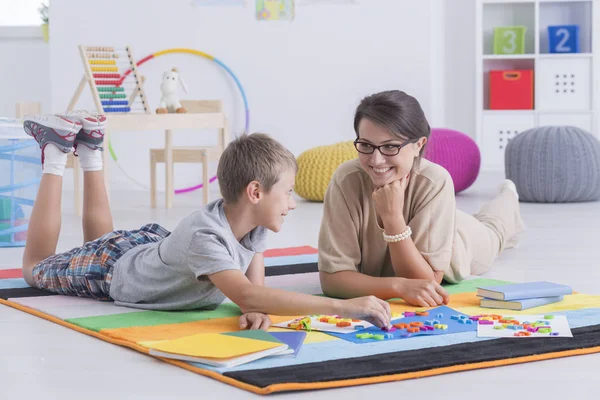 Tutor and child learning together — Stock Photo, Image