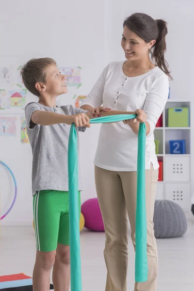 Exercício infantil com banda de resistência — Fotografia de Stock