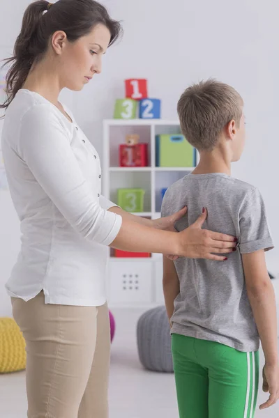 Fisioterapeuta revisando la columna vertebral del niño — Foto de Stock