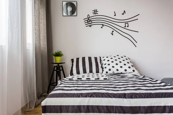 Zwart-wit slaapkamer met tweepersoonsbed — Stockfoto