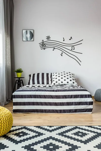 Nota musical pentagrama en dormitorio scandi — Foto de Stock