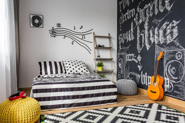 Quarto monocromático para músico — Fotografia de Stock