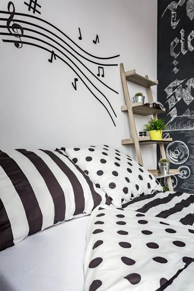 Trendy patroon slaapkamer met muzikale accenten — Stockfoto