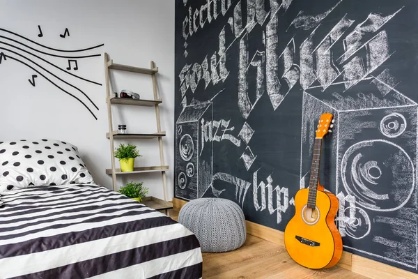 Unisex tiener interieur met gitaar — Stockfoto