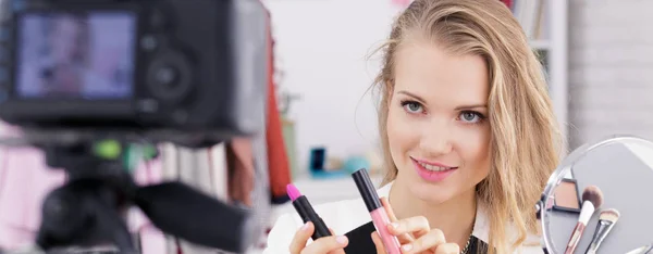 Blogging teenager and lipsticks — Stock Photo, Image