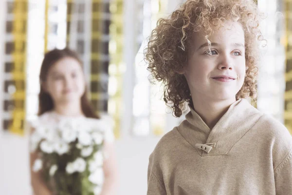 Niño pequeño con el pelo rizado — Foto de Stock