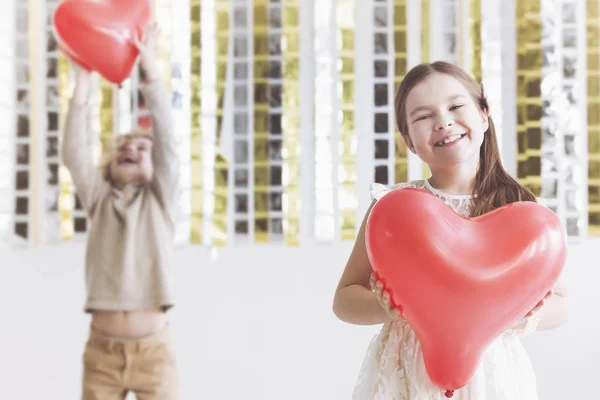 Kırmızı kalp ile mutlu kız — Stok fotoğraf