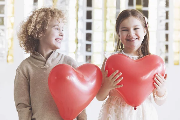 Ragazzo e ragazza con i cuori — Foto Stock