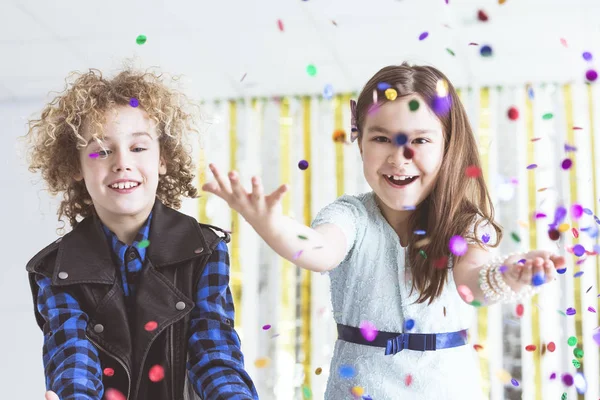 Niños teniendo fiesta — Foto de Stock