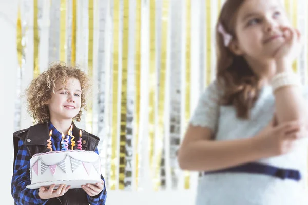 Niño sosteniendo pastel de cumpleaños — Foto de Stock