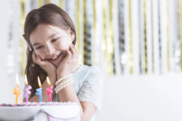 Ragazza ammirando torta di compleanno — Foto Stock