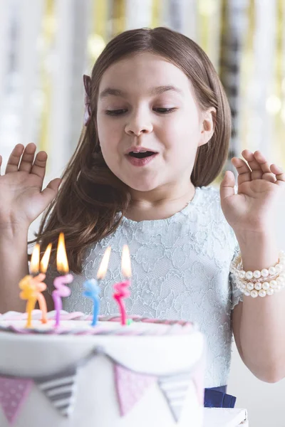 Chica soplando velas de cumpleaños — Foto de Stock