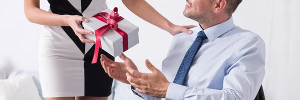 Мужчина получает подарок от жены — стоковое фото