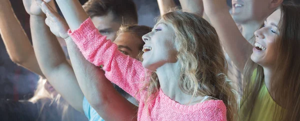Vrouw tijdens het concert zingen — Stockfoto